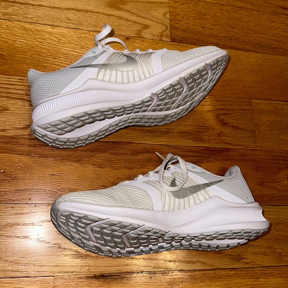 Nike Women’s Downshifter 11 'White Metallic Silver' Gym Shoes Size 7 - Picture 3 of 10